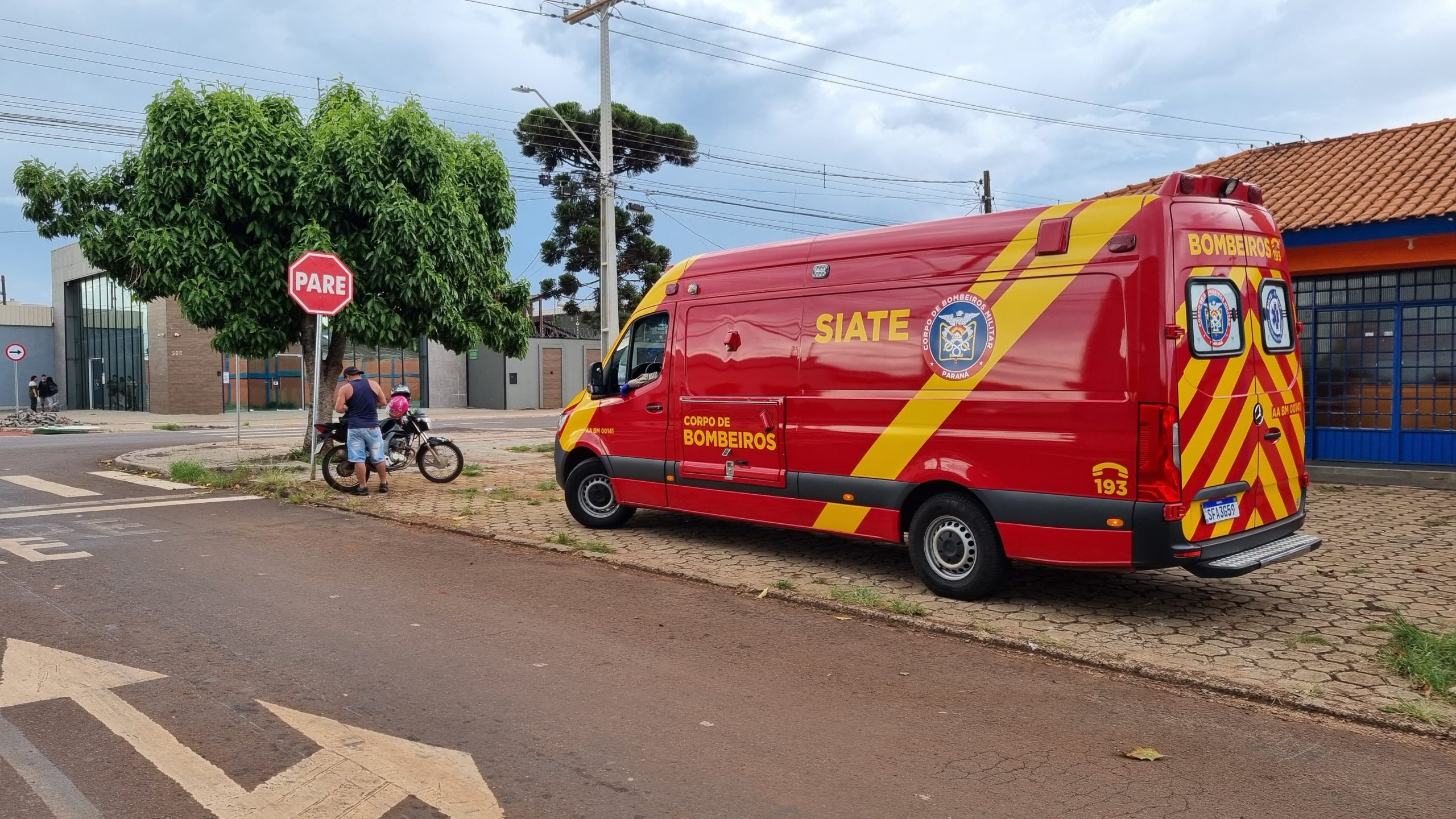 Mulher cai de moto após piloto frear bruscamente em Preferencial Mulher cai de moto após piloto frear bruscamente em Preferencial