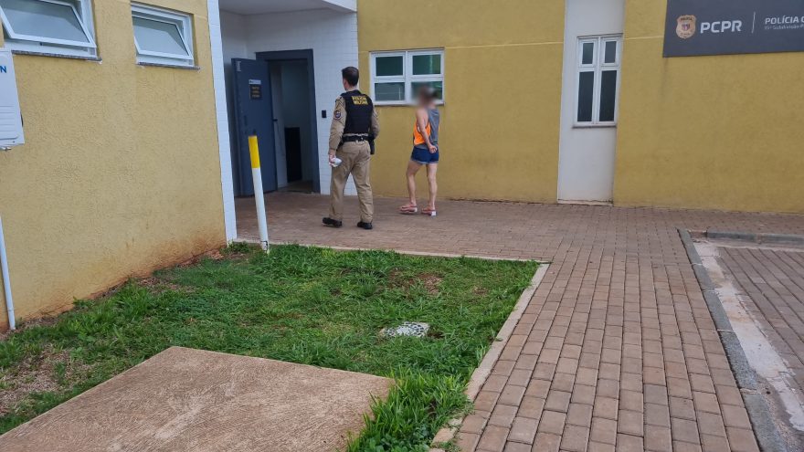 Mulher bate em carro estacionado, apresenta 0,78 mg/L no bafômetro e é detida