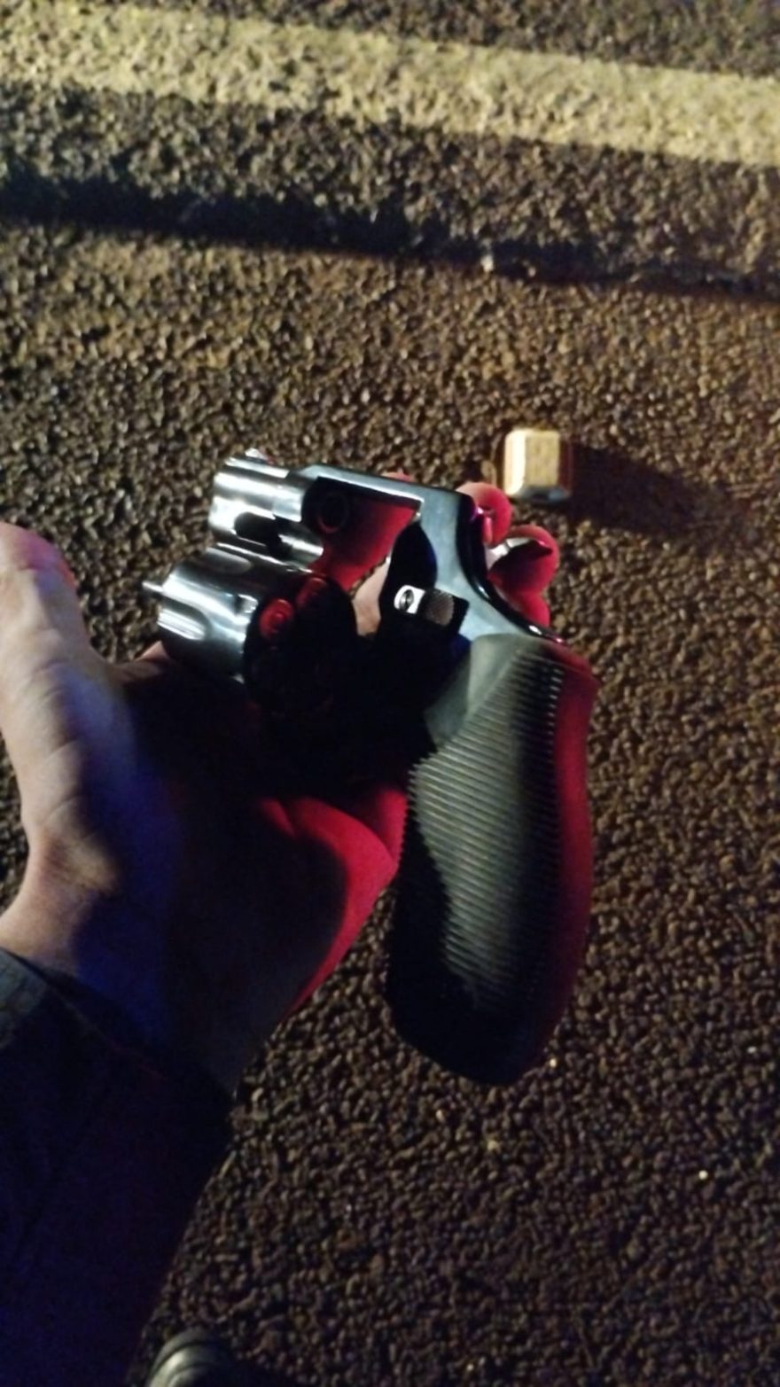 Após quase baterem contra viatura da GM, homens são abordados e detidos com arma de fogo