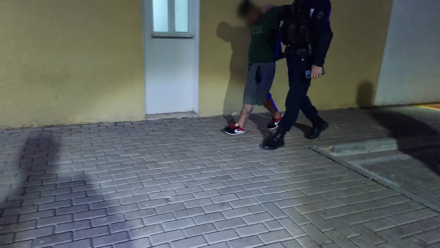 Homem é detido após agredir a esposa, filho e outros familiares