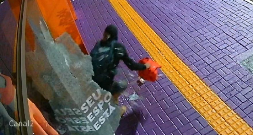 Ladrão quebra vidraça e furta mochila na Avenida Brasil, em Cascavel
