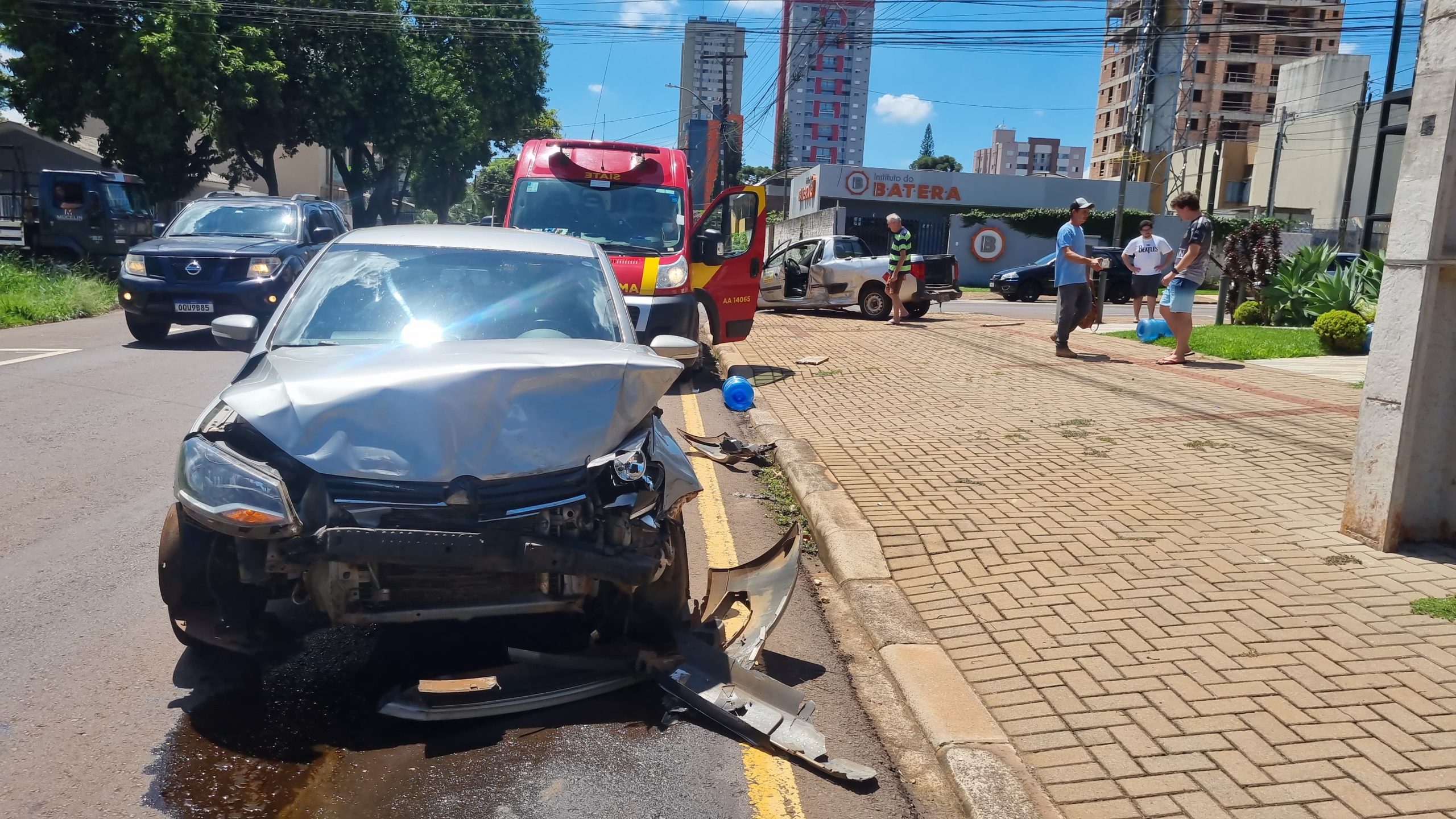 Voyage e Peugeot batem no Bairro Coqueiral e mulher fica ferida