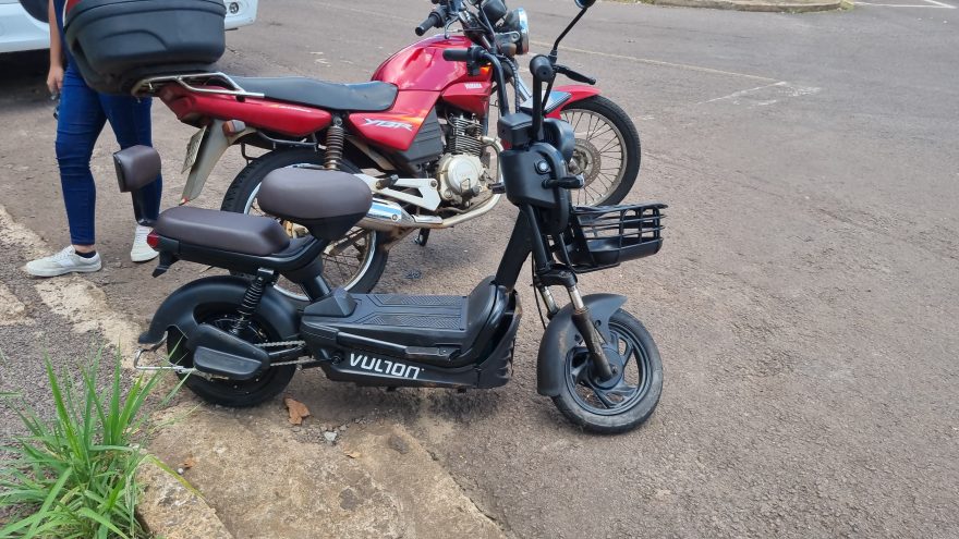 Acidente entre moto e moto elétrica mobiliza socorristas do Siate na Rua Jacarezinho