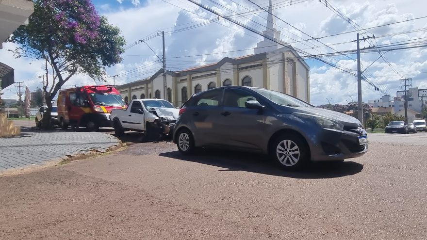 Motorista de Fiat Strada fica ferido em acidente na Rua Presidente Juscelino Kubitschek