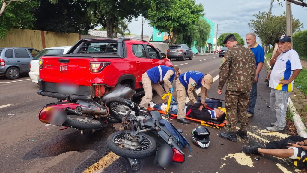 Três veículos se envolvem em acidente na Rua Cuiabá em Cascavel