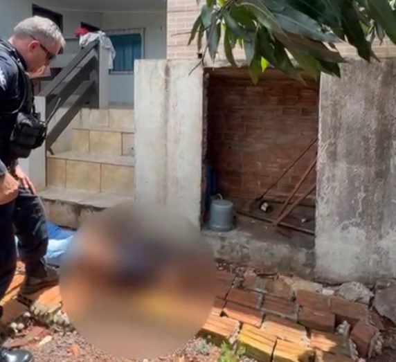 Vídeo mostra homem sendo preso ao tentar acessar residência