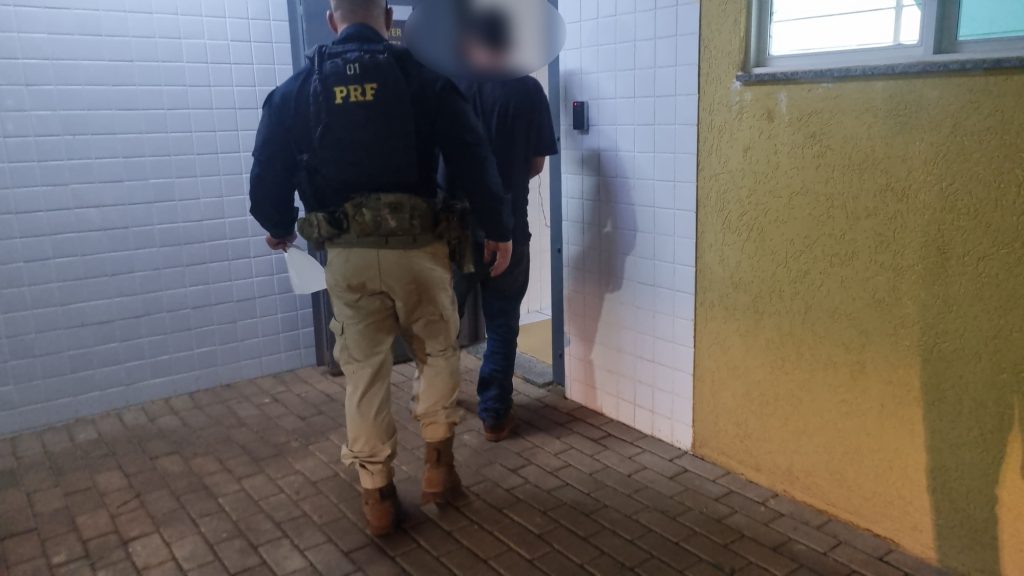 Acusado de participar de assalto que terminou em acidente é levado à delegacia
