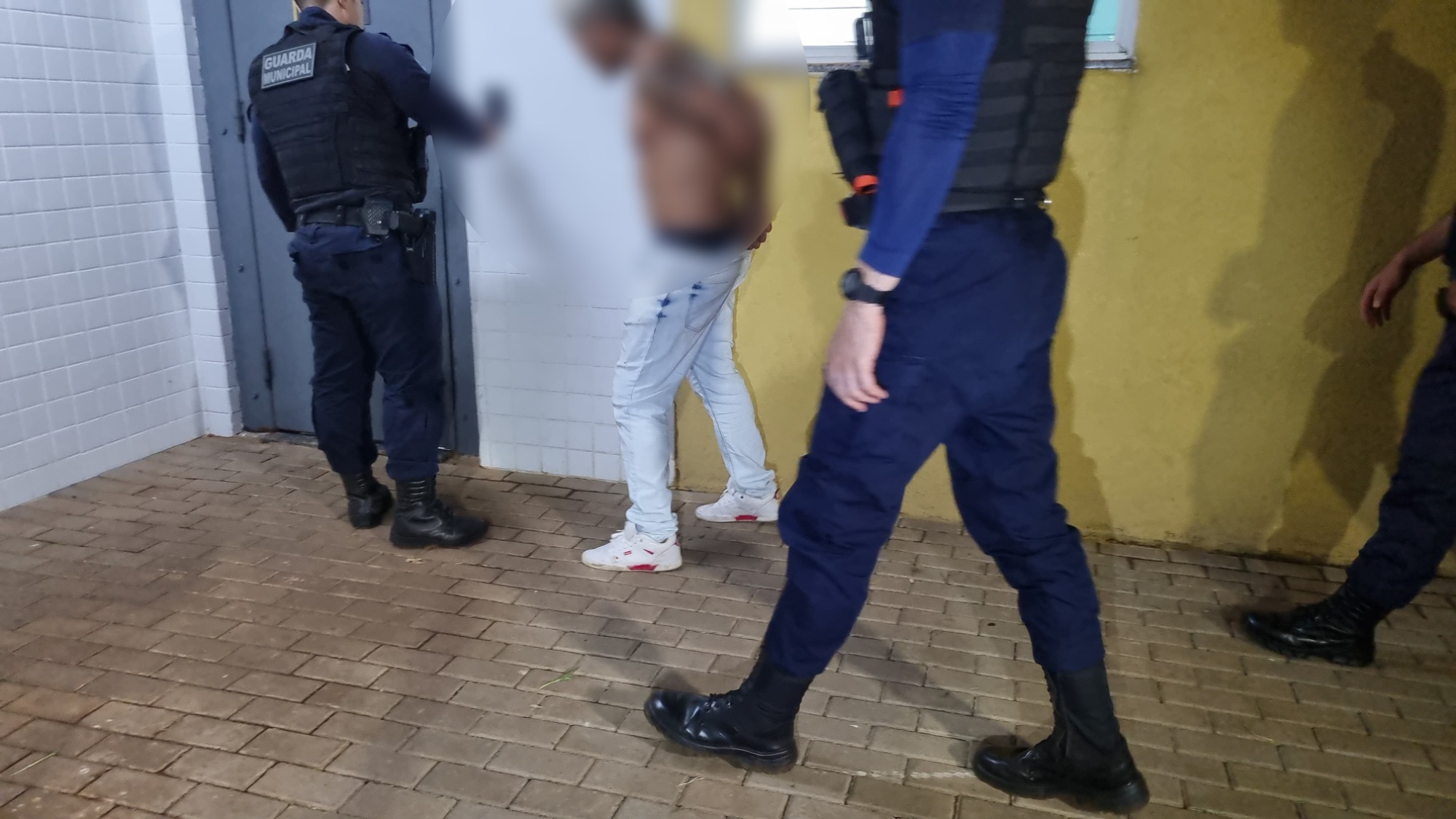 Homem é detido após urinar perto de família e desacatar guarda no Lago Municipal  