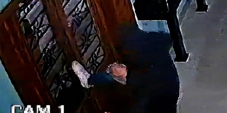 Criminoso faz o sinal da cruz antes de arrombar estabelecimento