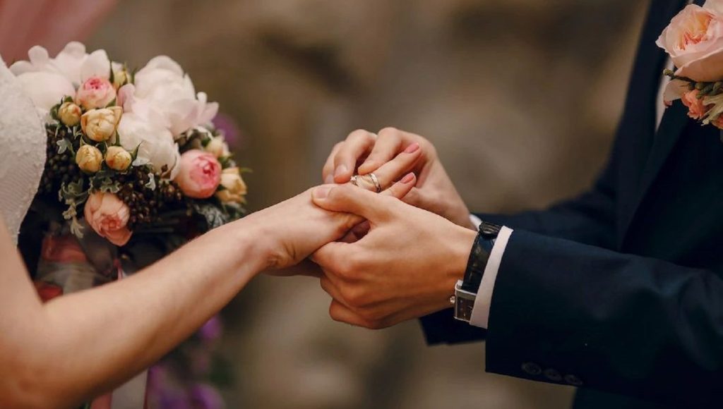 Mãe chega atrasada em casamento e culpa filha por começar cerimônia