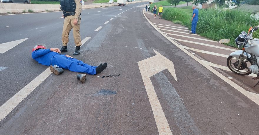 Forte colisão entre moto e caminhão deixa trabalhadores feridos na PRc-467 em Cascavel