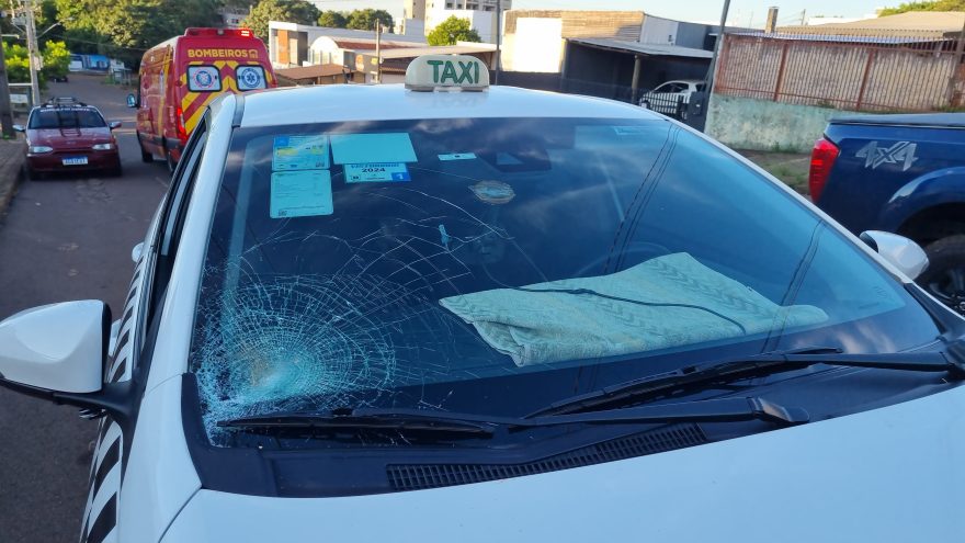 De patinete, mulher é atingida por carro e fica ferida na Rua Pio XII