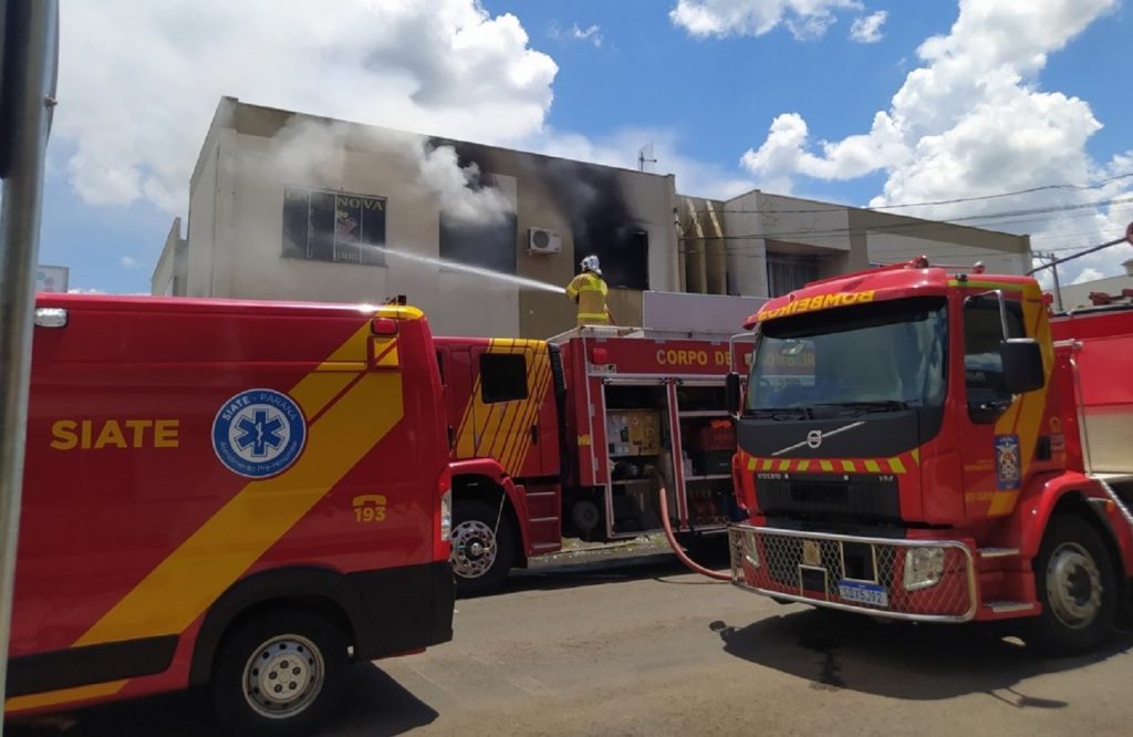 Incêndio atinge prédio próximo de posto de combustíveis em Francisco Beltrão