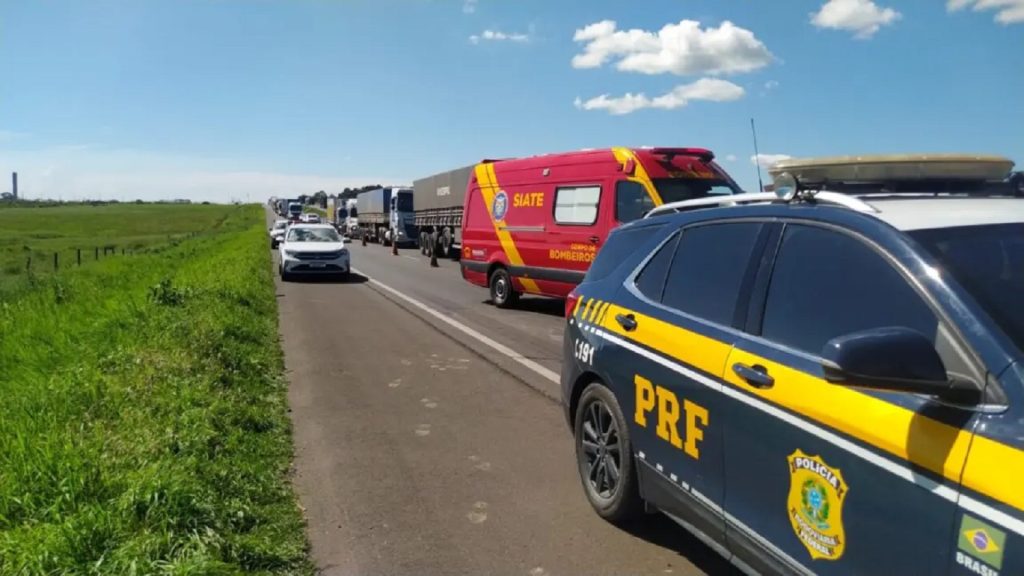 Caminhoneiro fica preso nas ferragens após acidente na BR-376