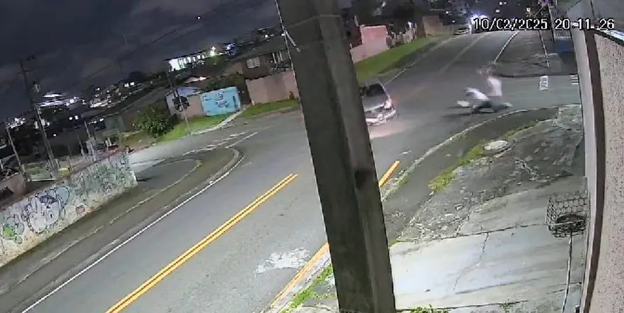 Jovem morre em acidente de moto após namorado desrespeitar sinalização Jovem morre em acidente de moto após namorado desrespeitar sinalização