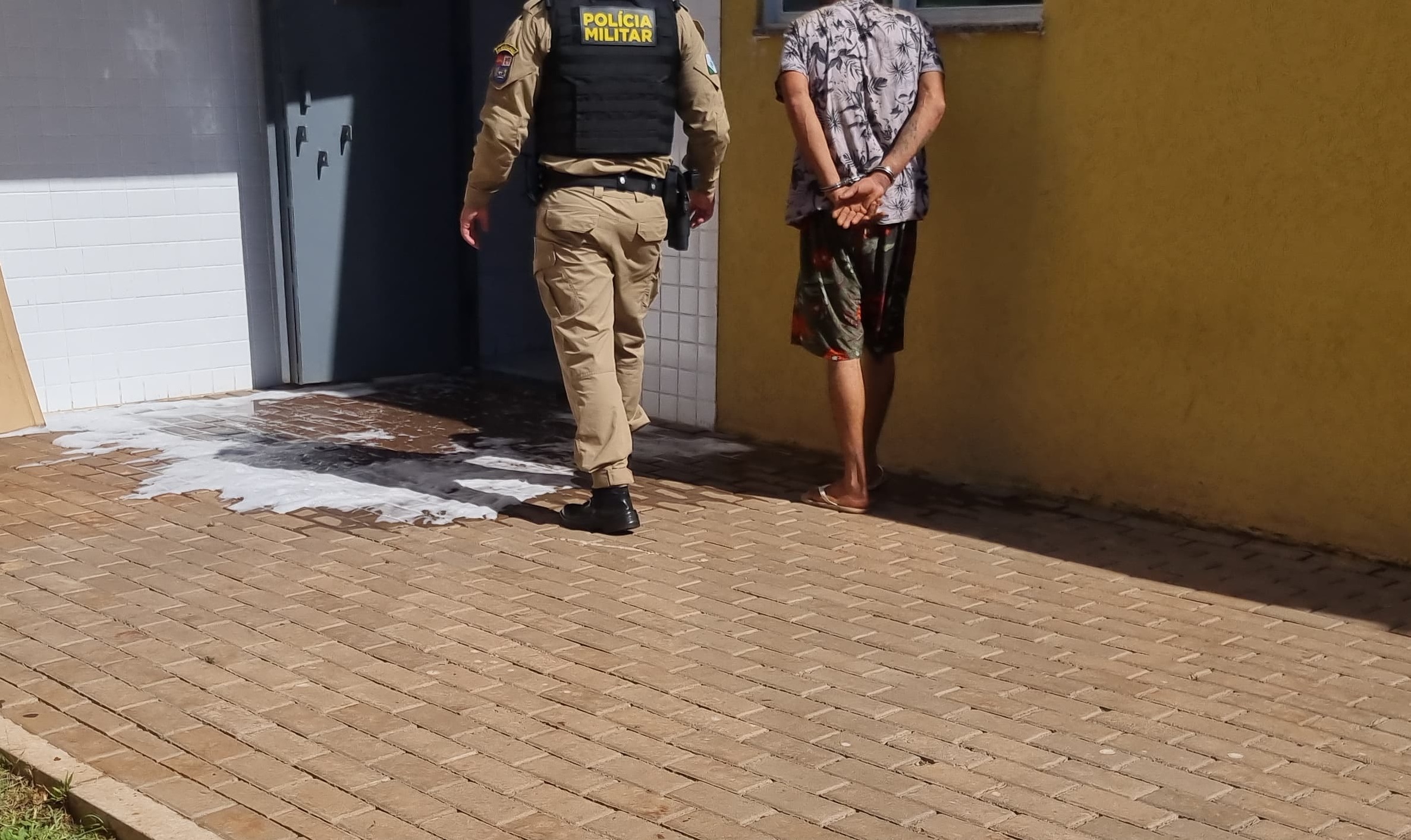 Homem é preso após furtar vários objetos em residência no Coqueiral Homem é preso após furtar vários objetos em residência no Coqueiral