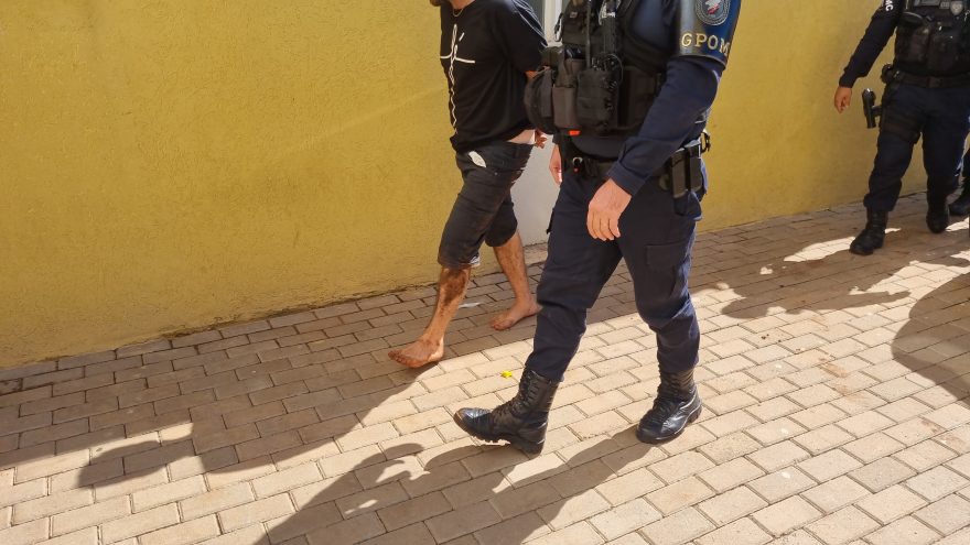 Homem agride mulher e sai para trabalhar com camiseta escrito “Fé”