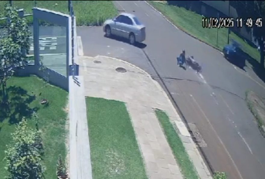 Motociclista sofre queda ao tentar ultrapassagem carro; veja imagem