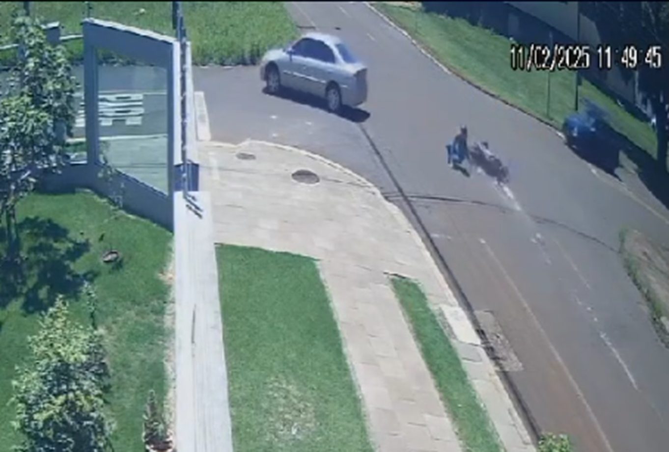 Motociclista sofre queda ao tentar ultrapassagem carro; veja imagem Motociclista sofre queda ao tentar ultrapassagem carro; veja imagem