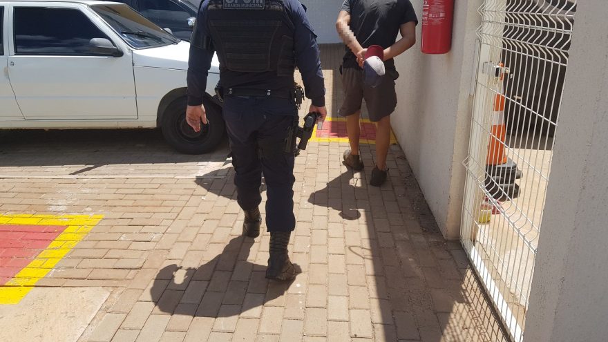 Rapaz é preso após tentar bater na mãe e na esposa no Santa Felicidade