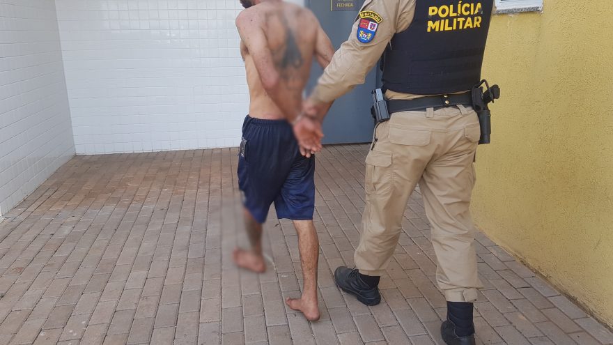 Homem que agrediu a namorada com pauladas na cabeça é levado à Delegacia