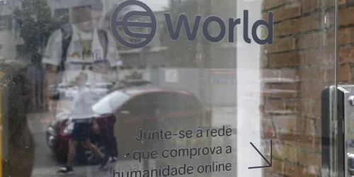 Empresa suspende coleta de íris de brasileiros após decisão da ANPD Imagem referente a Empresa suspende coleta de íris de brasileiros após decisão da ANPD