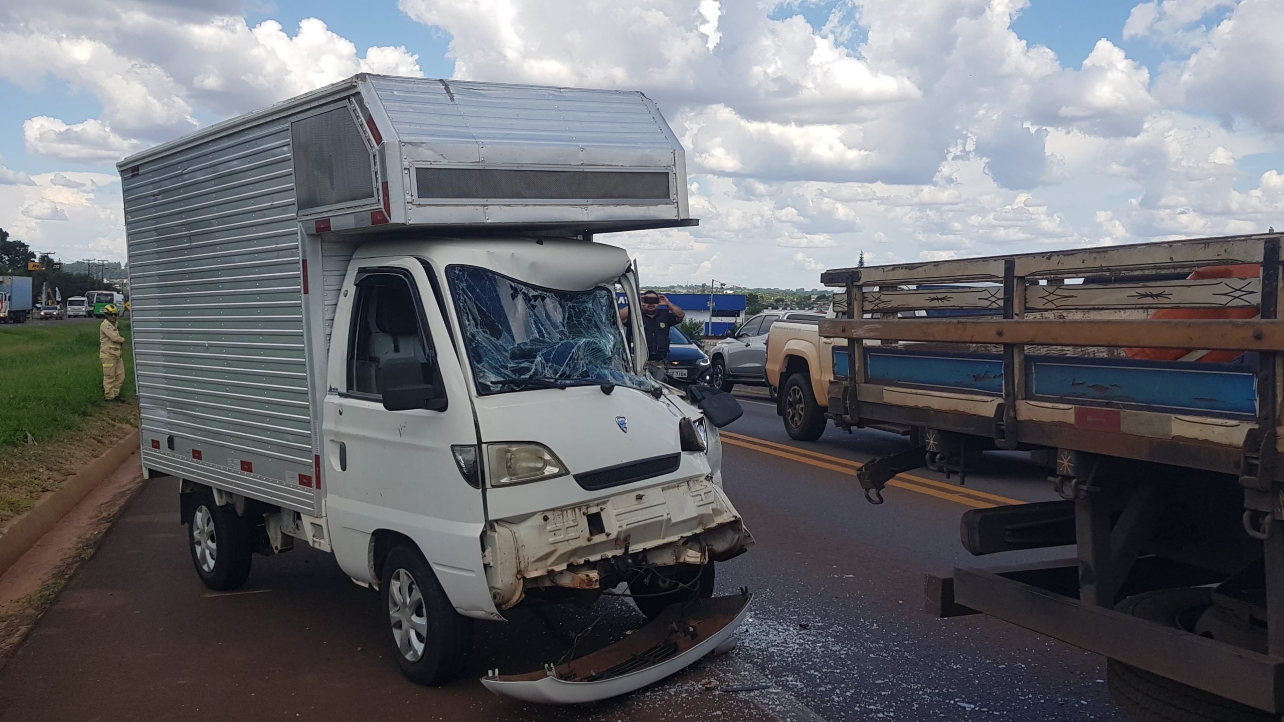 Caminhoneiro fica ferido em acidente na rodovia BR-277, em Cascavel