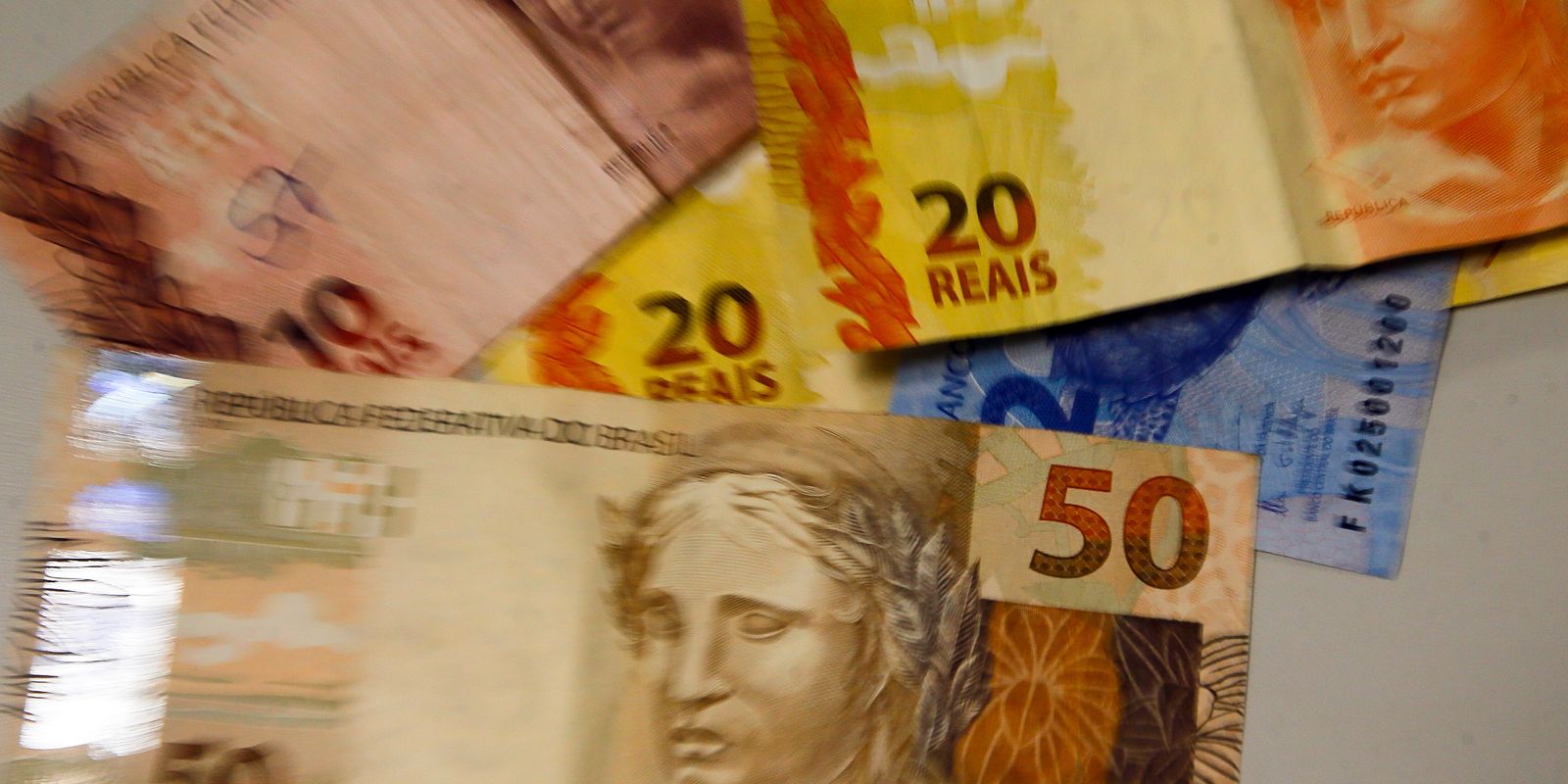 Brasileiros sacaram R$ 241 milhões em valores a receber em dezembro Brasileiros sacaram R$ 241 milhões em valores a receber em dezembro