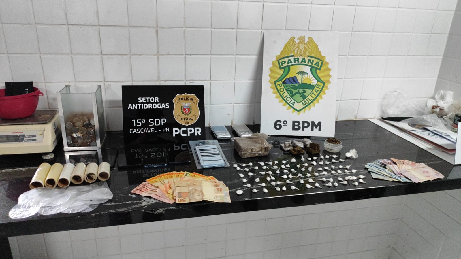 Forças de segurança prendem suspeito e apreendem drogas em operação no bairro Veneza Forças de segurança prendem suspeito e apreendem drogas em operação no bairro Veneza