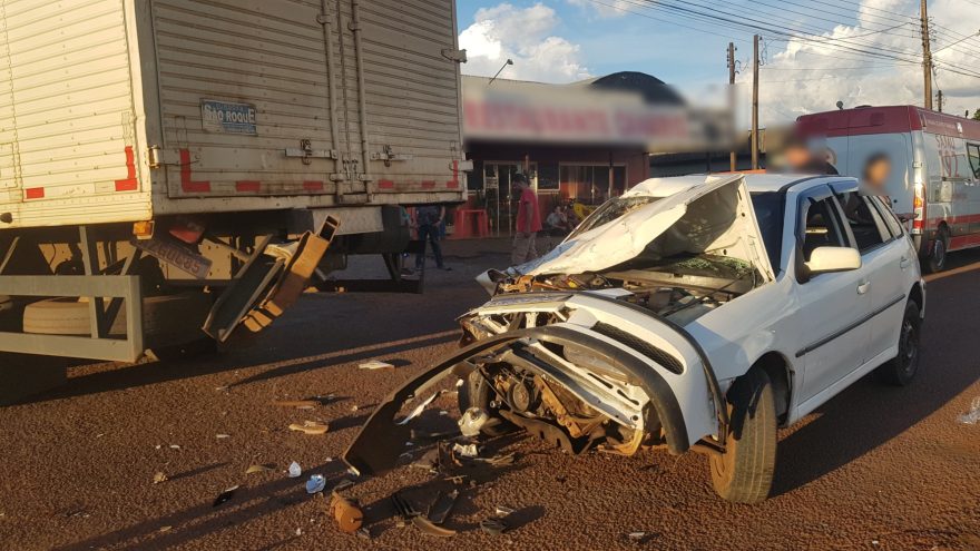 Colisão entre Gol e caminhão baú deixa mulher ferida na BR-277