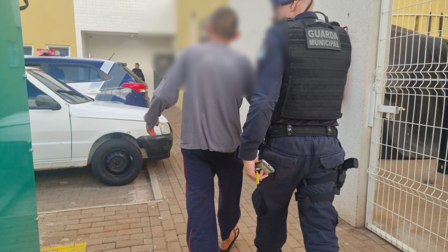 Homem é detido pela GM após agressão à companheira no bairro Brasmadeira