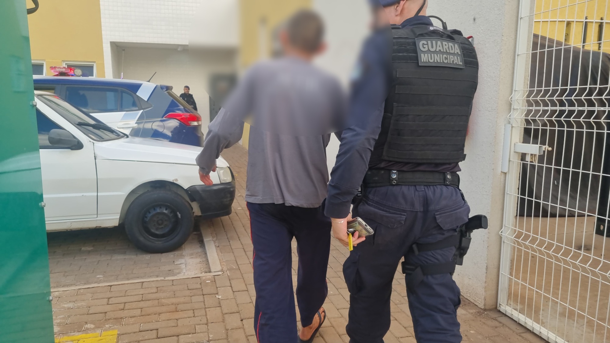 Homem é detido pela GM após agressão à companheira no bairro Brasmadeira Homem é detido pela GM após agressão à companheira no bairro Brasmadeira