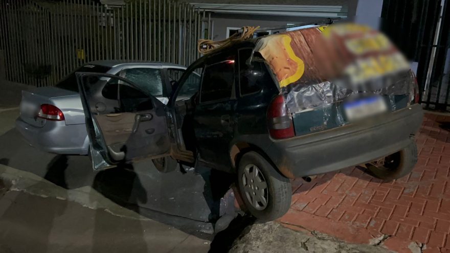 Corsa desgovernado se pendura em carro estacionado no Floresta
