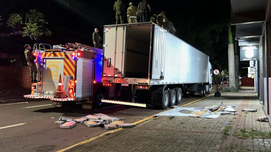 Polícia Federal, BPFron e Bombeiros realizam operação de retirada de maconha do teto de caminhão
