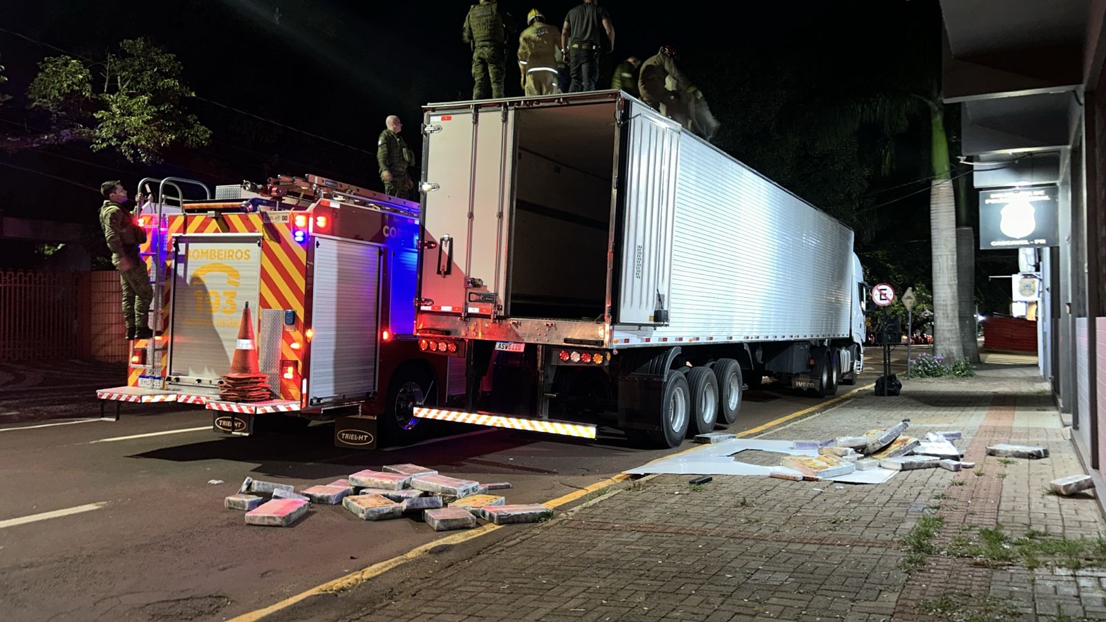 Polícia Federal, BPFron e Bombeiros realizam operação de retirada de maconha do teto de caminhão Polícia Federal, BPFron e Bombeiros realizam operação de retirada de maconha do teto de caminhão
