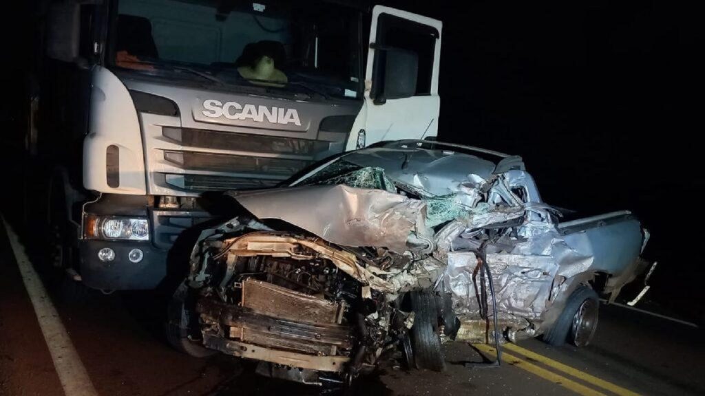 Colisão entre carreta e duas picapes tira a vida de dois condutores na PR-182, em Palotina