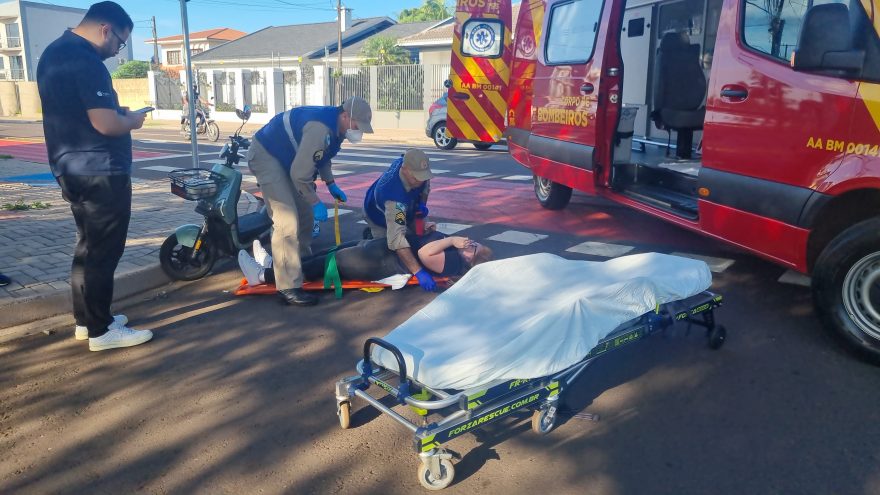 Com bicicleta elétrica, mulher fica ferida ao bater com carro no Maria Luiza