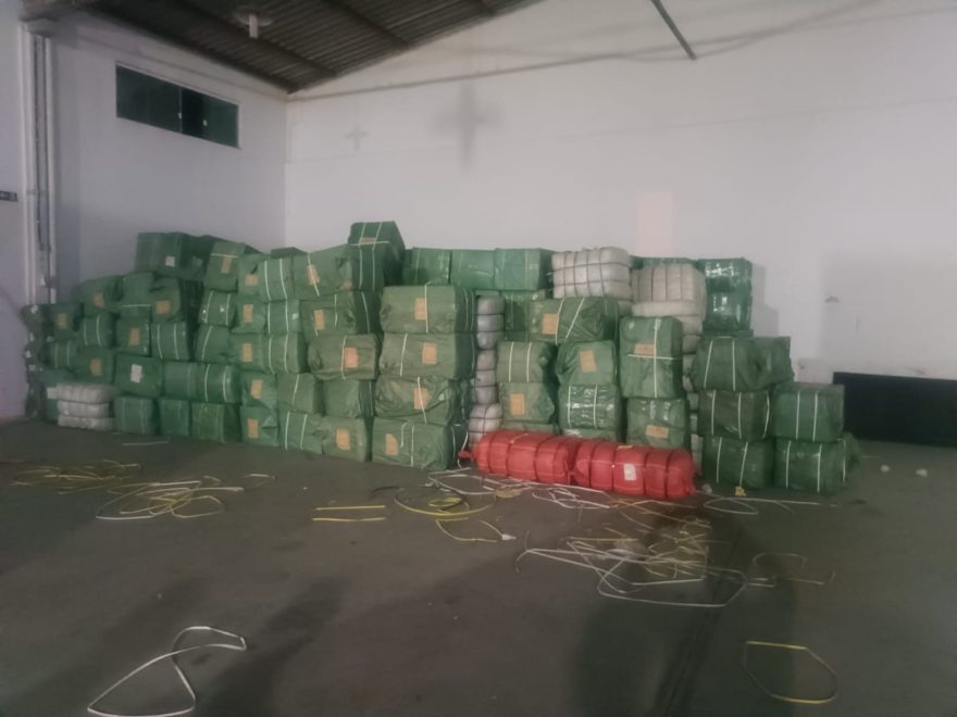 Operação apreende mercadorias ilegais e armas na Grande Curitiba