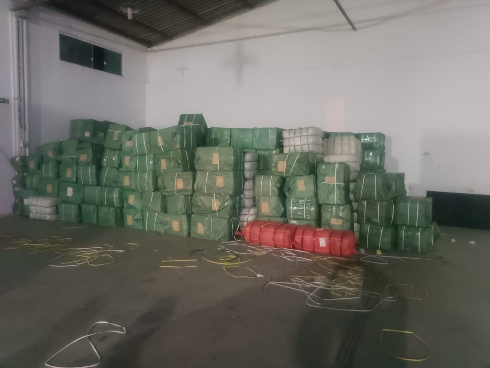 Operação apreende mercadorias ilegais e armas na Grande Curitiba Operação apreende mercadorias ilegais e armas na Grande Curitiba