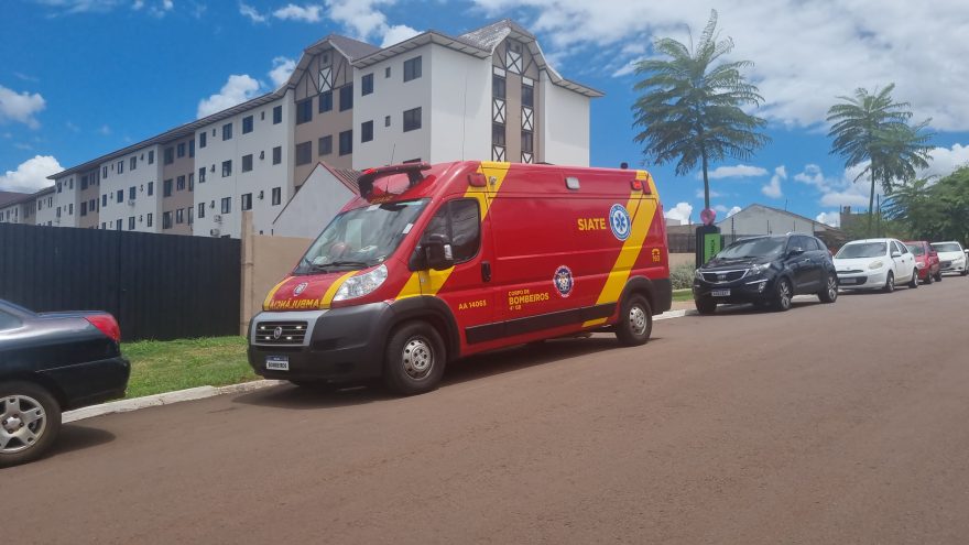 Mulher cai da escada em prédio na Rua São Francisco de Assis em Cascavel