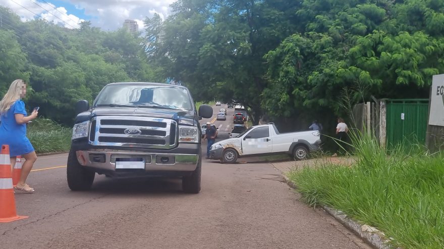 Motorista de Fiat Strada fica ferido em acidente na Rua Manaus