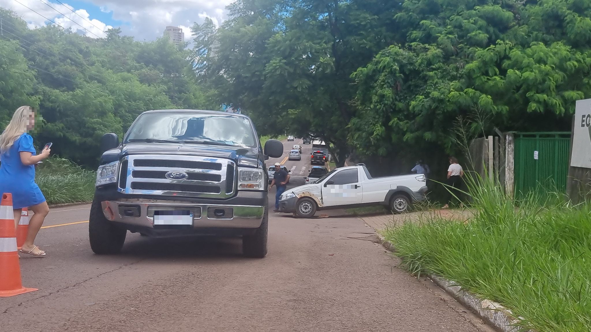 Motorista de Fiat Strada fica ferido em acidente na Rua Manaus Motorista de Fiat Strada fica ferido em acidente na Rua Manaus