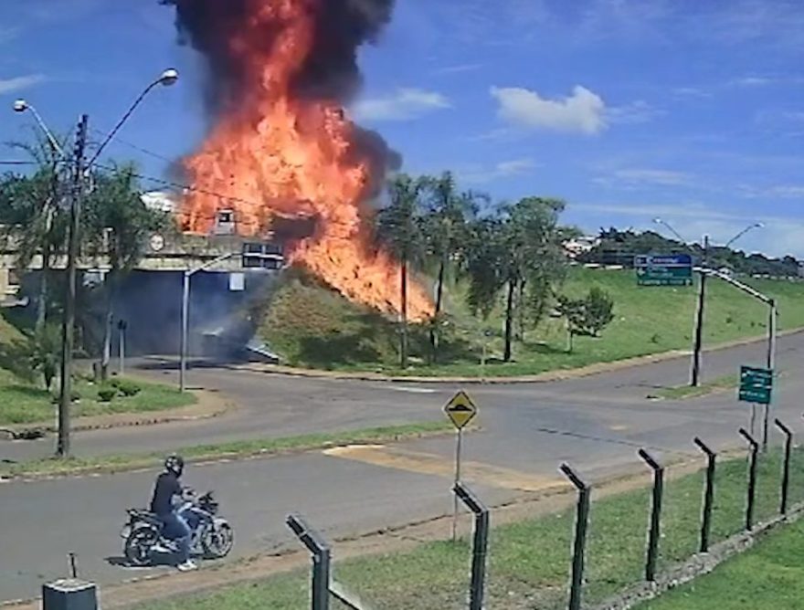 Veja momento em que caminhão-tanque explode após colisão em viaduto