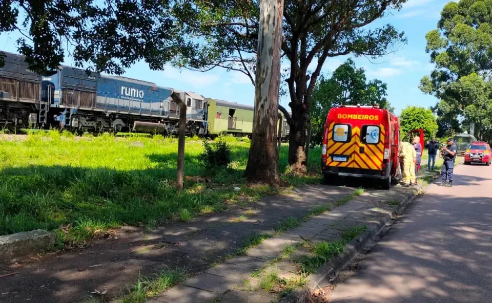 Tragédia na linha férrea: mulher perde pé em atropelamento por trem