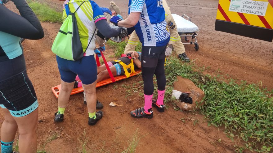 Mulher fratura nariz e unha em acidente na marginal da BR-277 em Cascavel