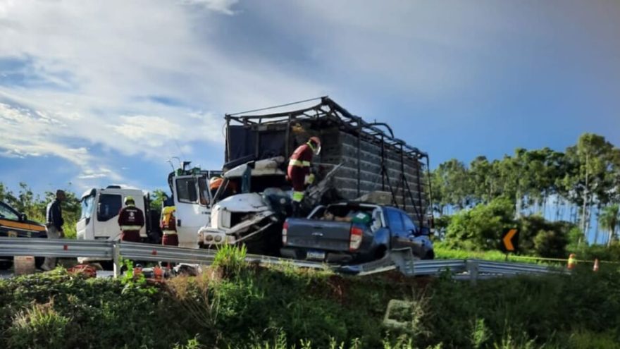 Grave acidente com três veículos deixa um morto na BR-163