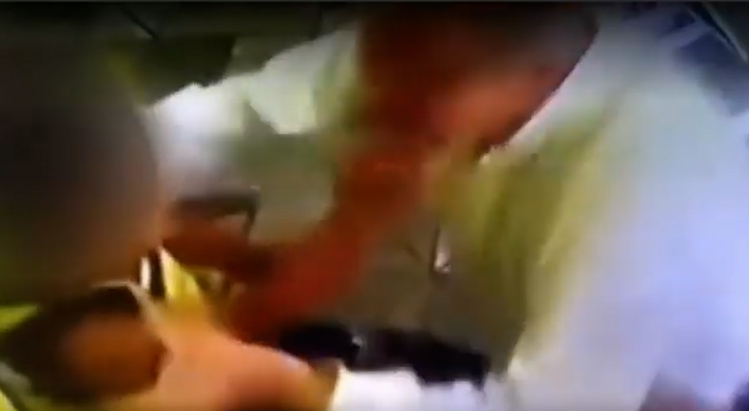 Caso chocante: diretor é flagrado agredindo aluno de 4 anos; veja o vídeo