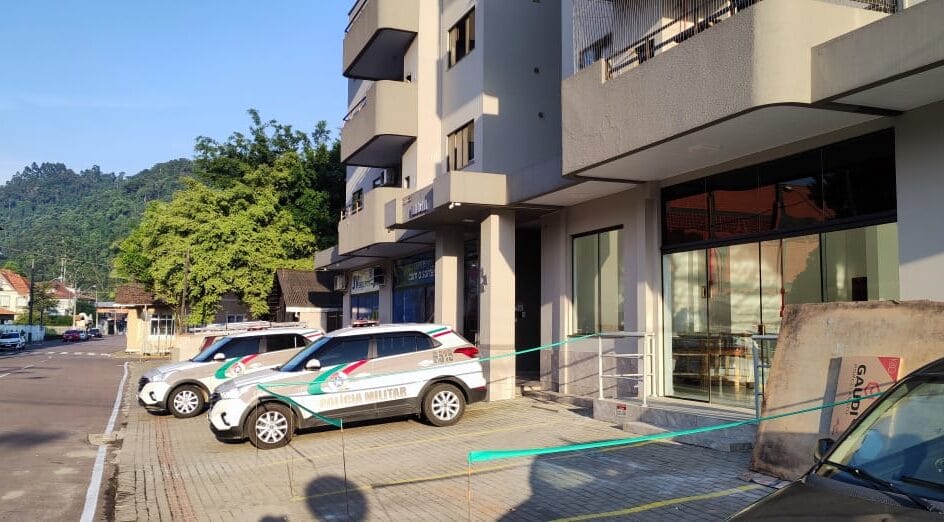 Tragédia Familiar: mãe mata marido e fere filhos em surto violento Tragédia Familiar: mãe mata marido e fere filhos em surto violento