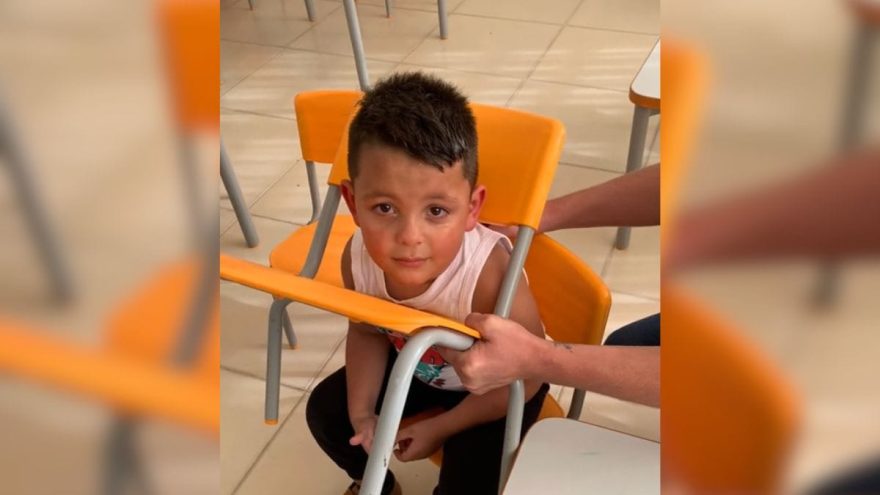 Menino prende a cabeça em cadeira no primeiro dia de aula e vídeo viraliza na internet