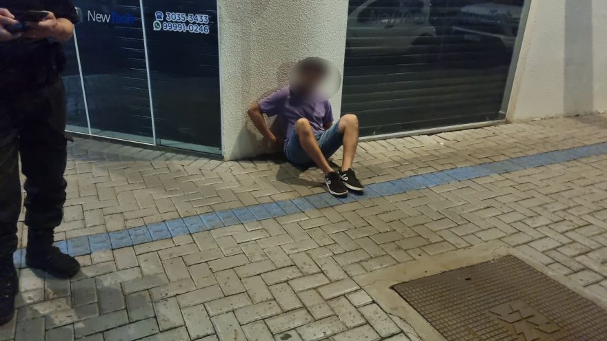 Homem bate garrafa contra rosto da filha de 12 anos e é preso